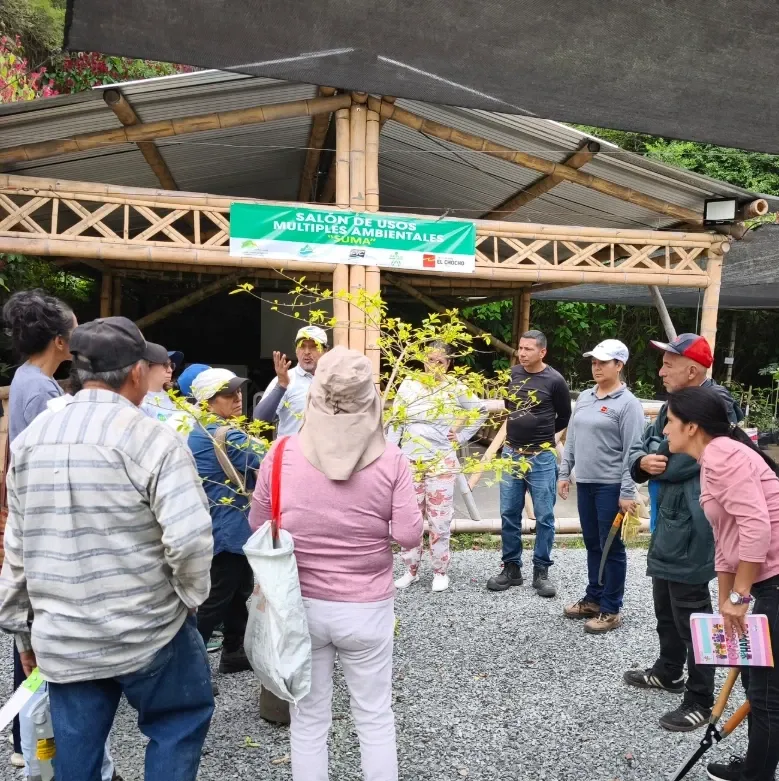 Grupo reunido frente al Salón de Usos Múltiples Ambientales «SUMA», construido en guadua.